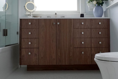 Immagine di una piccola stanza da bagno padronale classica con ante lisce, ante in legno bruno, vasca freestanding, vasca/doccia, WC sospeso, pareti blu, pavimento con piastrelle in ceramica, lavabo sottopiano, top in quarzite, pavimento bianco, porta doccia a battente e top bianco