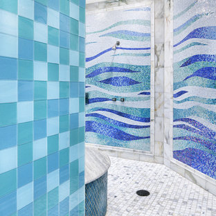 Modelo de cuarto de baño contemporáneo con baldosas y/o azulejos en mosaico, ducha abierta y ducha abierta