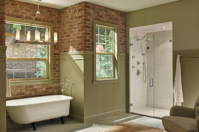 Modelo de cuarto de baño principal tradicional de tamaño medio con bañera con patas, ducha a ras de suelo y paredes multicolor