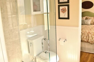 サンディエゴにある中くらいなトラディショナルスタイルのおしゃれなバスルーム (浴槽なし) (シェーカースタイル扉のキャビネット、白いキャビネット、アルコーブ型シャワー、分離型トイレ、ベージュのタイル、磁器タイル、黄色い壁、セラミックタイルの床、ペデスタルシンク、クオーツストーンの洗面台) の写真