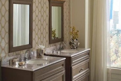Bild på ett mellanstort vintage en-suite badrum, med luckor med infälld panel, skåp i mörkt trä, bruna väggar, marmorgolv, ett undermonterad handfat, granitbänkskiva och vitt golv