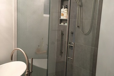 シカゴにあるモダンスタイルのおしゃれな浴室 (置き型浴槽、コーナー設置型シャワー) の写真