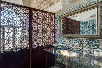 テルアビブにある地中海スタイルのおしゃれな浴室の写真