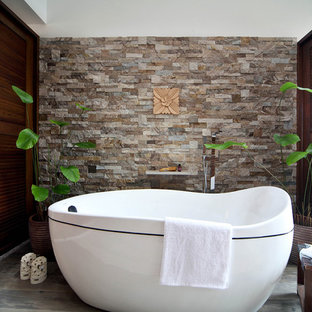 Modelo de cuarto de baño de estilo zen, pequeño, con bañera exenta