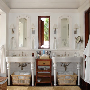 Immagine di una stanza da bagno tropicale con lavabo a consolle, piastrelle bianche e piastrelle diamantate