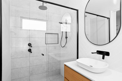 Foto de cuarto de baño flotante contemporáneo de tamaño medio con aseo y ducha
