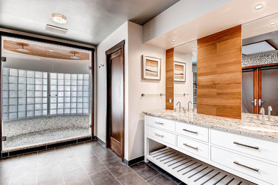 Foto på ett stort vintage en-suite badrum, med ett undermonterad handfat, vita skåp, släta luckor, en dusch i en alkov, kakel i småsten, vita väggar, skiffergolv och granitbänkskiva