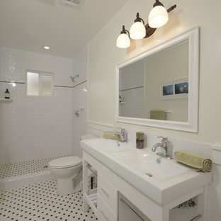 Inspiration för mellanstora amerikanska en-suite badrum, med öppna hyllor, vita skåp, vit kakel, tunnelbanekakel, en dusch i en alkov, en toalettstol med separat cisternkåpa, ett konsol handfat, vita väggar och klinkergolv i keramik