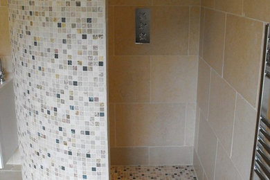 Idée de décoration pour une salle de bain principale minimaliste avec une baignoire indépendante, une douche d'angle et WC à poser.