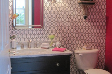 Modelo de cuarto de baño bohemio pequeño con armarios tipo mueble, puertas de armario negras, paredes rosas, suelo de baldosas de cerámica, encimera de mármol y baldosas y/o azulejos blancos