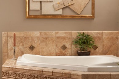 Foto de cuarto de baño principal clásico de tamaño medio con bañera encastrada, baldosas y/o azulejos beige, baldosas y/o azulejos de cerámica, paredes beige, suelo de baldosas de cerámica y suelo beige