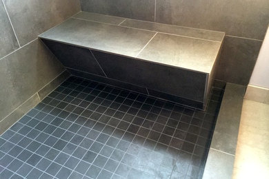 Imagen de cuarto de baño contemporáneo con baldosas y/o azulejos grises y baldosas y/o azulejos de porcelana