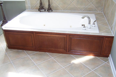Imagen de cuarto de baño clásico renovado con bañera encastrada