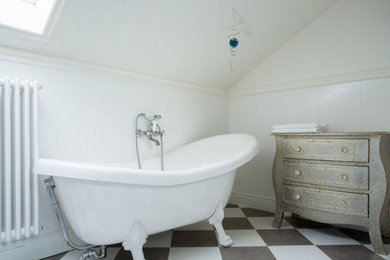 На фото: маленькая ванная комната в современном стиле для на участке и в саду