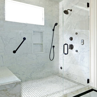 Ispirazione per una piccola stanza da bagno con doccia classica con lavabo sottopiano, doccia a filo pavimento, piastrelle grigie, piastrelle a mosaico, pareti bianche e pavimento in marmo
