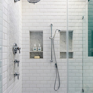 Idéer för mellanstora vintage grått en-suite badrum, med luckor med upphöjd panel, vita skåp, ett fristående badkar, en hörndusch, en toalettstol med hel cisternkåpa, vit kakel, keramikplattor, gröna väggar, marmorgolv, ett undermonterad handfat, marmorbänkskiva, grått golv och dusch med gångjärnsdörr