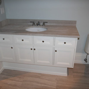 Esempio di una stanza da bagno con doccia chic di medie dimensioni con ante in stile shaker, ante bianche, WC monopezzo, pareti blu, pavimento in gres porcellanato, lavabo sottopiano, top in acciaio inossidabile, pavimento multicolore, doccia alcova e doccia aperta