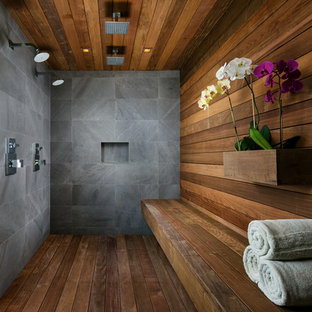 Idee per una grande stanza da bagno padronale design con doccia doppia, vasca freestanding, pareti beige, parquet scuro, lavabo a bacinella, top in legno, pavimento marrone e doccia aperta
