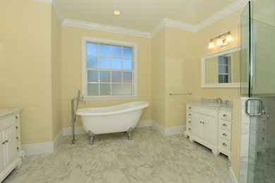 マイアミにあるトランジショナルスタイルのおしゃれな浴室の写真