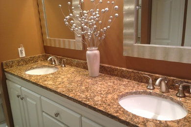 Diseño de cuarto de baño contemporáneo con encimera de granito