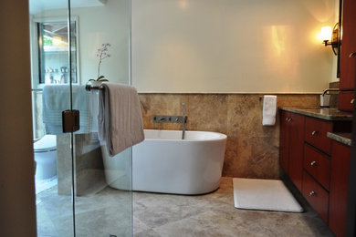 На фото: огромная главная ванная комната в современном стиле с фасадами цвета дерева среднего тона, японской ванной, открытым душем, унитазом-моноблоком, серой плиткой, мраморной плиткой, мраморным полом, врезной раковиной, мраморной столешницей, открытым душем и фасадами островного типа с