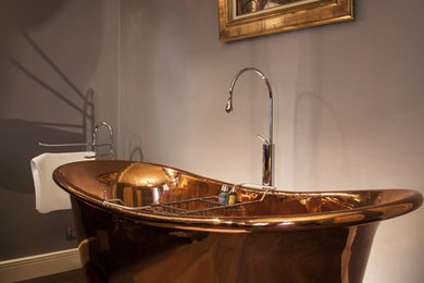 ドーセットにあるトラディショナルスタイルのおしゃれな浴室の写真