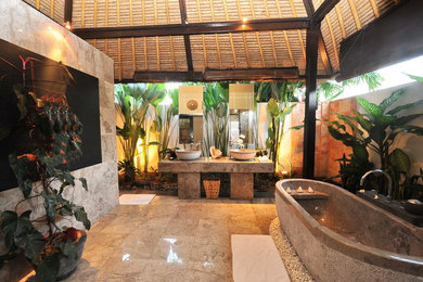 Ispirazione per una stanza da bagno padronale tropicale di medie dimensioni con vasca freestanding, piastrelle beige, piastrelle in gres porcellanato, pavimento in gres porcellanato e lavabo a bacinella