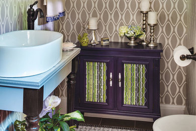 Modelo de cuarto de baño campestre pequeño con encimera de azulejos, baldosas y/o azulejos grises, baldosas y/o azulejos en mosaico y suelo con mosaicos de baldosas