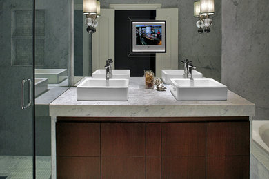 На фото: ванная комната в стиле неоклассика (современная классика) с настольной раковиной с