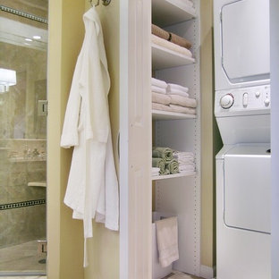 Exemple d'une salle de bain chic avec un carrelage beige et buanderie.