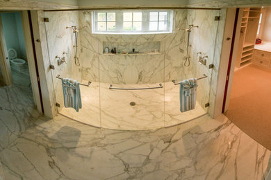 タンパにある高級な広いトラディショナルスタイルのおしゃれなマスターバスルーム (アンダーカウンター洗面器、白いキャビネット、大理石の洗面台、白いタイル、石スラブタイル、大理石の床) の写真