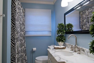 Bild på ett litet vintage en-suite badrum, med ett undermonterad handfat, släta luckor, vita skåp, marmorbänkskiva, ett platsbyggt badkar, en dusch/badkar-kombination, en toalettstol med hel cisternkåpa, flerfärgad kakel, bruna väggar och marmorgolv