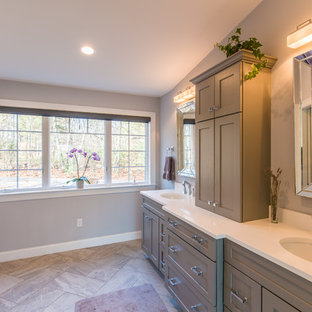 Idee per una stanza da bagno padronale american style di medie dimensioni con ante in stile shaker, ante marroni, doccia doppia, WC a due pezzi, piastrelle bianche, piastrelle diamantate, pareti bianche, pavimento in gres porcellanato, lavabo sottopiano e top in superficie solida