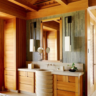 Idee per una stanza da bagno tropicale con ante a persiana, ante in legno scuro, piastrelle marroni, piastrelle grigie, pareti marroni, lavabo a colonna e pavimento beige