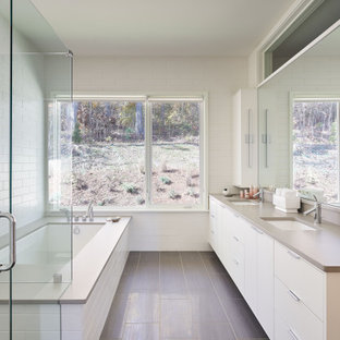 Idéer för att renovera ett stort funkis beige beige en-suite badrum, med släta luckor, vita skåp, ett undermonterat badkar, en hörndusch, vit kakel, tunnelbanekakel, ett undermonterad handfat, brunt golv och dusch med gångjärnsdörr