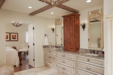 Cette image montre une salle de bain principale rustique avec un placard en trompe-l'oeil et un plan de toilette en granite.