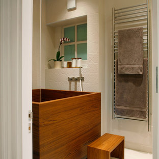 Idée de décoration pour une petit salle de bain design avec un bain japonais et un carrelage beige.
