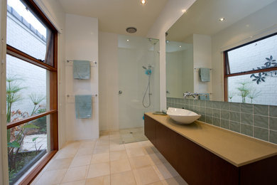 Cette photo montre une salle de bain moderne.