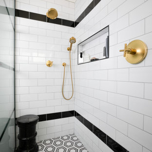 Foto de cuarto de baño principal, urbano, con baldosas y/o azulejos blancos, baldosas y/o azulejos de porcelana, paredes blancas, suelo de baldosas de porcelana, encimera de cuarcita, suelo multicolor, ducha con puerta con bisagras y encimeras blancas