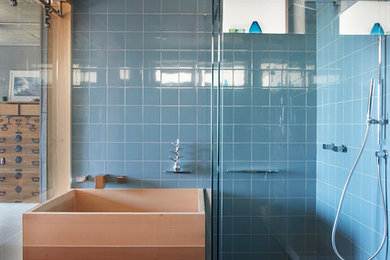 Cette image montre une salle de bain asiatique avec parquet clair.