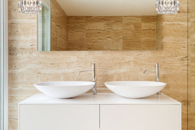 他の地域にある中くらいなコンテンポラリースタイルのおしゃれな浴室 (白いキャビネット、コーナー設置型シャワー、ベッセル式洗面器) の写真