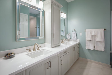 サンルイスオビスポにある高級な中くらいなトランジショナルスタイルのおしゃれな浴室の写真