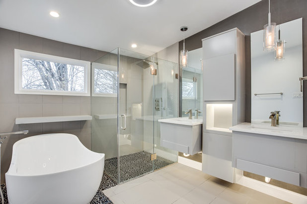 モダン 浴室 by EA Home Design