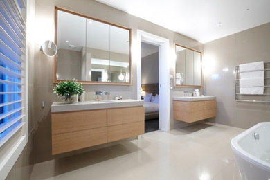 Пример оригинального дизайна: ванная комната в классическом стиле с плоскими фасадами, светлыми деревянными фасадами, столешницей из гранита, отдельно стоящей ванной, серой плиткой, керамической плиткой, коричневыми стенами и полом из керамической плитки