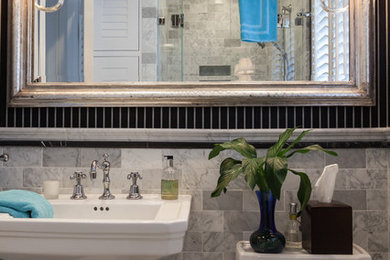 Kleines Klassisches Badezimmer mit Sockelwaschbecken, Duschnische, Toilette mit Aufsatzspülkasten, grauen Fliesen, Keramikfliesen, grauer Wandfarbe und Mosaik-Bodenfliesen in Los Angeles