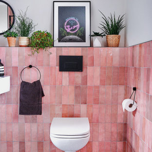 Idee per una stanza da bagno per bambini contemporanea di medie dimensioni con ante nere, doccia aperta, WC sospeso, piastrelle rosa, piastrelle in ceramica, pareti bianche, pavimento alla veneziana, lavabo rettangolare, pavimento nero, doccia aperta, nicchia e un lavabo