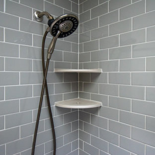 Mittelgroßes Klassisches Kinderbad mit Schrankfronten mit vertiefter Füllung, hellen Holzschränken, Badewanne in Nische, Duschbadewanne, Wandtoilette mit Spülkasten, grauen Fliesen, Keramikfliesen, grauer Wandfarbe, Vinylboden, Einbauwaschbecken, gefliestem Waschtisch, beigem Boden, Duschvorhang-Duschabtrennung, grauer Waschtischplatte, Einzelwaschbecken und eingebautem Waschtisch in Seattle