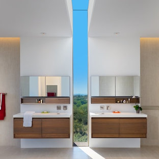 Ispirazione per una grande stanza da bagno padronale american style con ante lisce, top in quarzo composito, pareti bianche, pavimento in gres porcellanato, ante in legno bruno, piastrelle grigie, piastrelle in gres porcellanato, top bianco, vasca freestanding, WC monopezzo, lavabo integrato e pavimento grigio