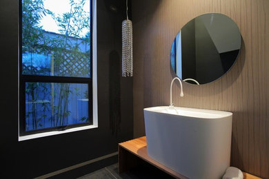 Inspiration for a modern bathroom remodel in Los Angeles