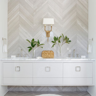 Imagen de cuarto de baño principal, contemporáneo, con lavabo bajoencimera, armarios con paneles lisos, puertas de armario grises y baldosas y/o azulejos beige